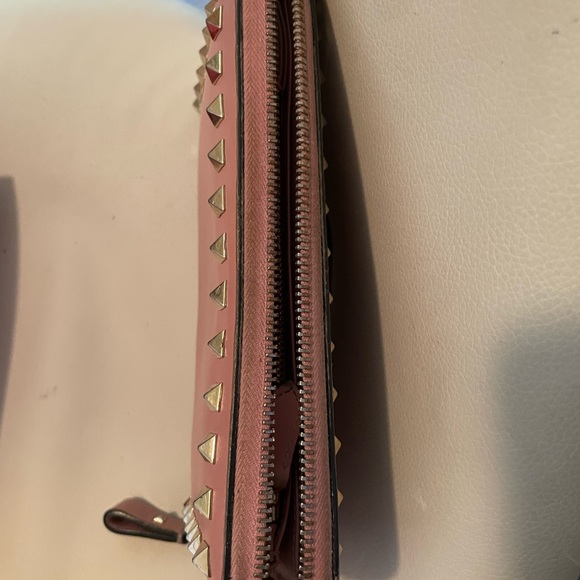 😈🌺Great Gift‼️ 🔥 Valentino Garavani Pink Zippy Wallet w Studs. W box.🔥 - Picture 6 of 6